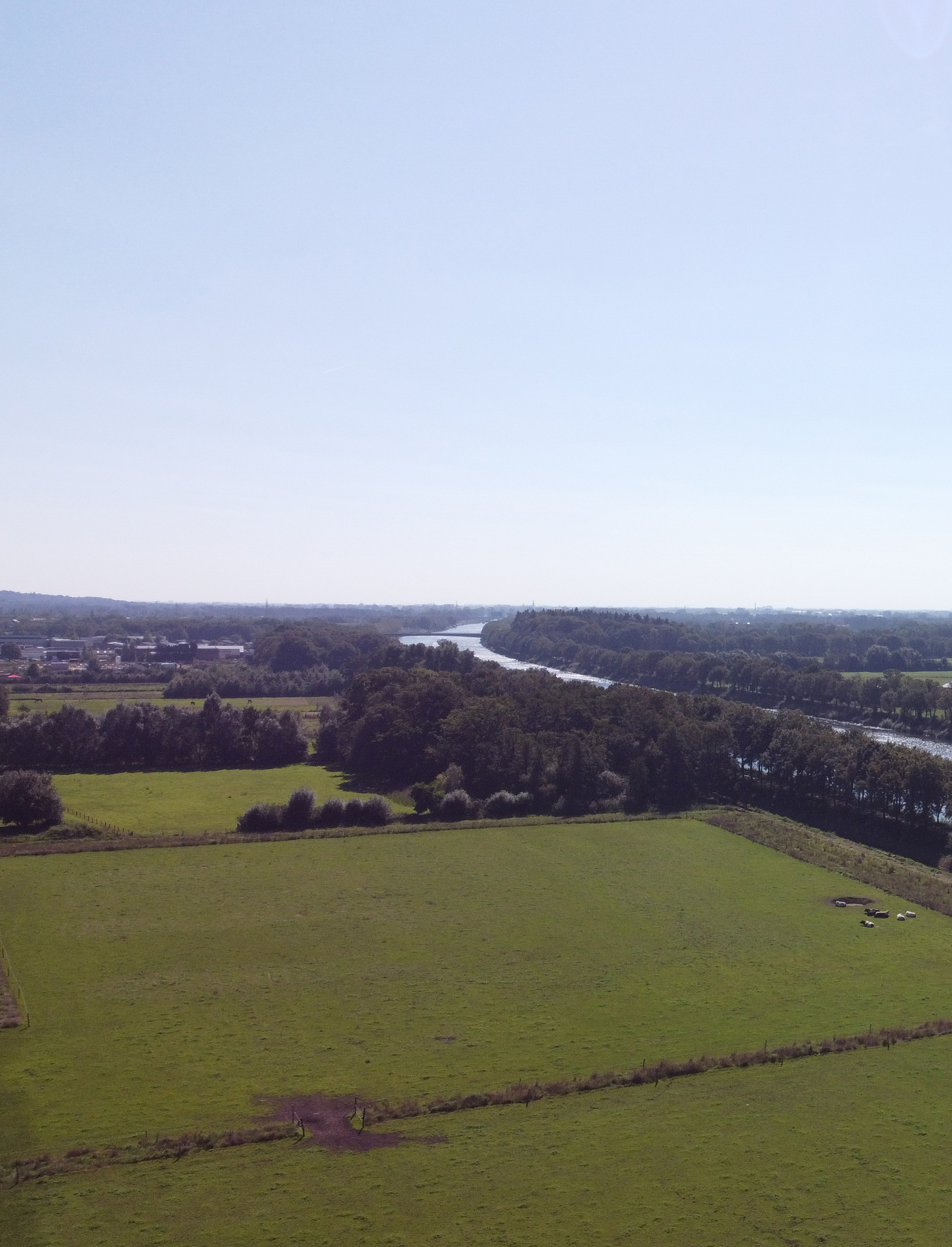 Foto met het Maas-Waalkanaal en een overzicht over de weilanden met op de achtergrond Malden
